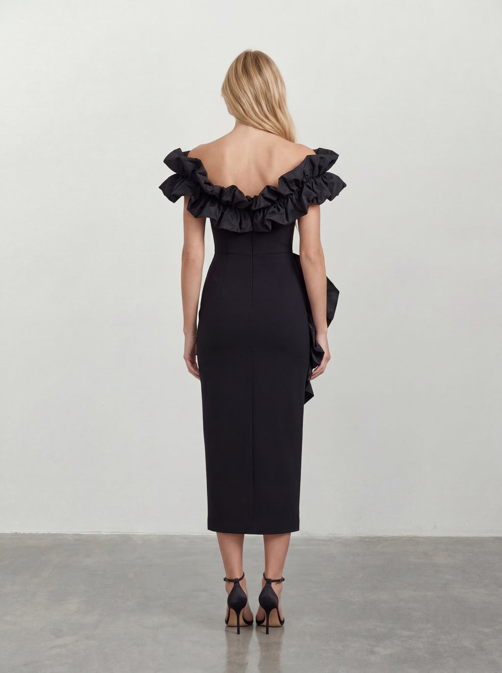 Suknia wieczorowa midi off-shoulder z efektownymi falbanami i rozcięciem – czarna
