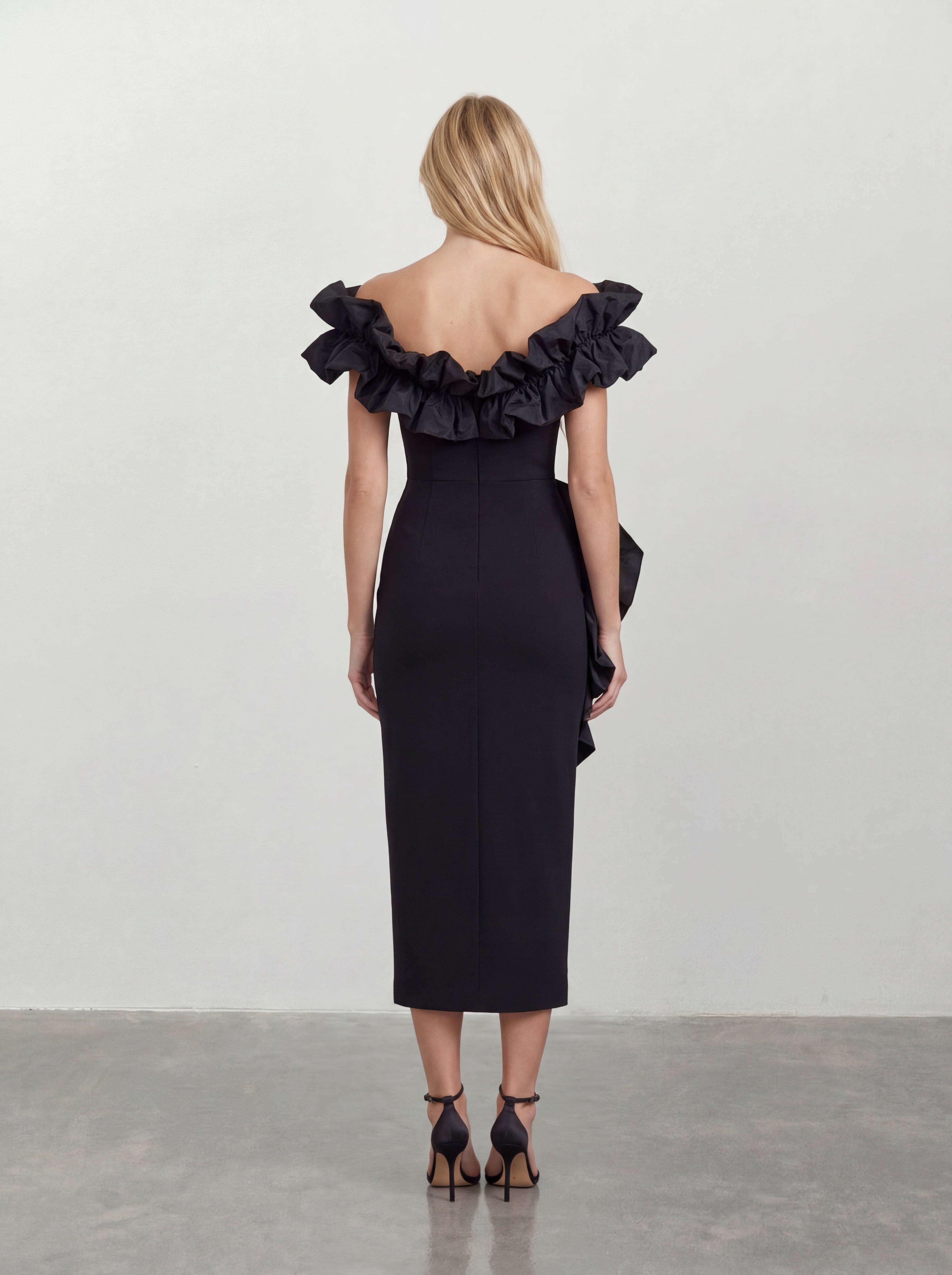 Suknia wieczorowa midi off-shoulder z efektownymi falbanami i rozcięciem – czarna