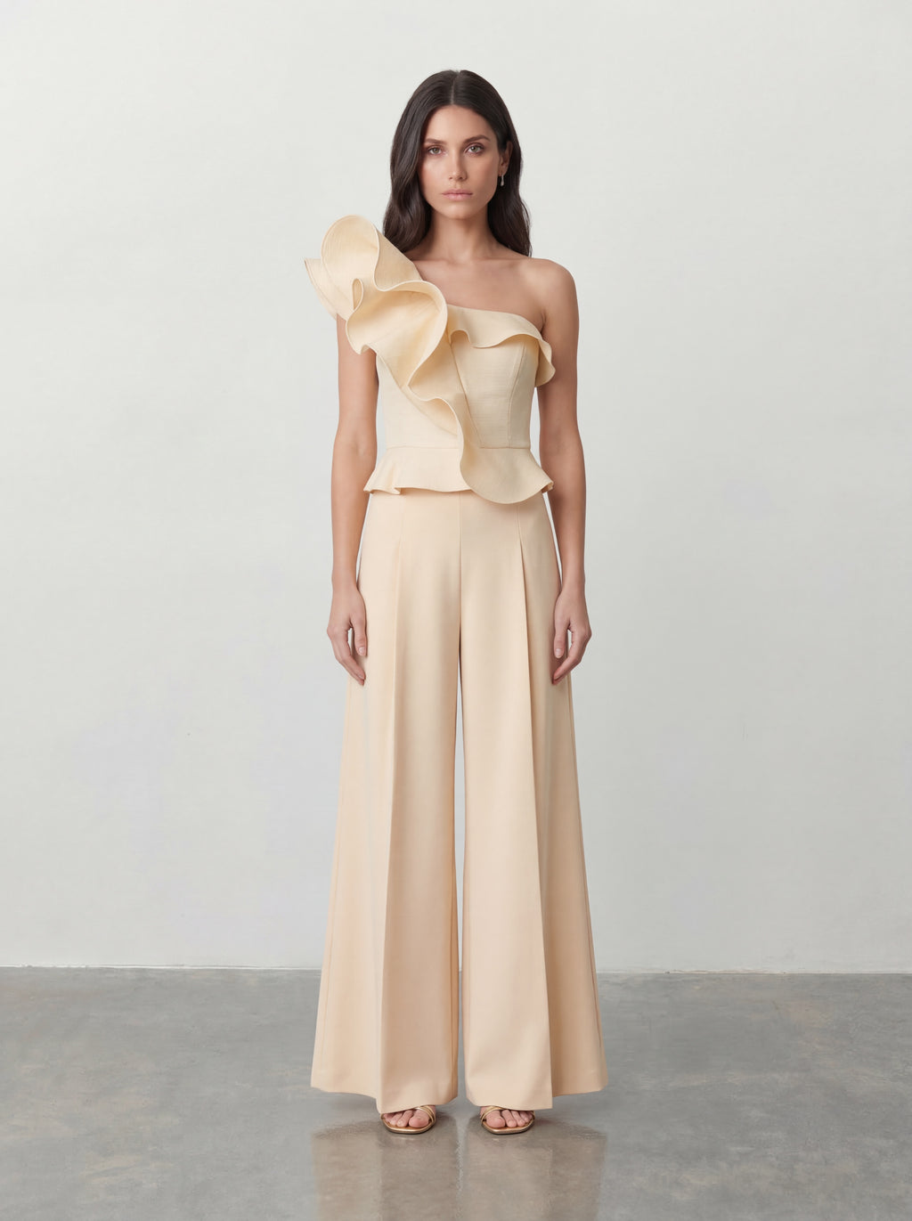Elegancki komplet wieczorowy one-shoulder z gorsetem, falbaną i szerokimi spodniami – beżowy