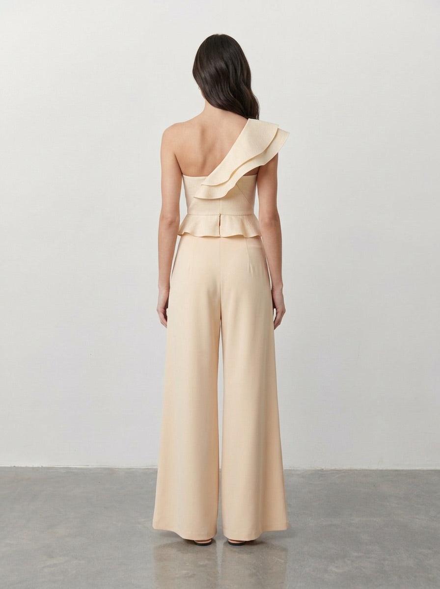 Elegancki komplet wieczorowy one-shoulder z gorsetem, falbaną i szerokimi spodniami – beżowy