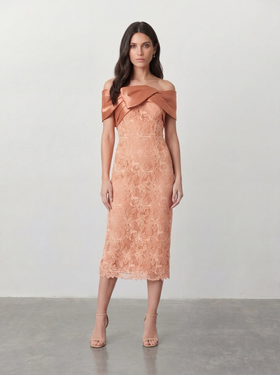 Elegancka Sukienka Midi z Koronki – Brzoskwiniowy — przód
