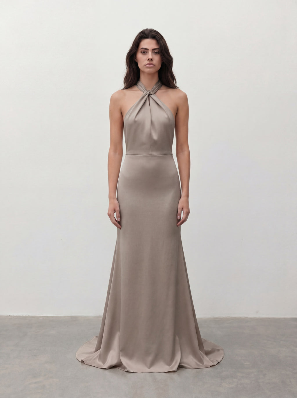 Brązowa dopasowana suknia maxi z dekoltem halter – przód