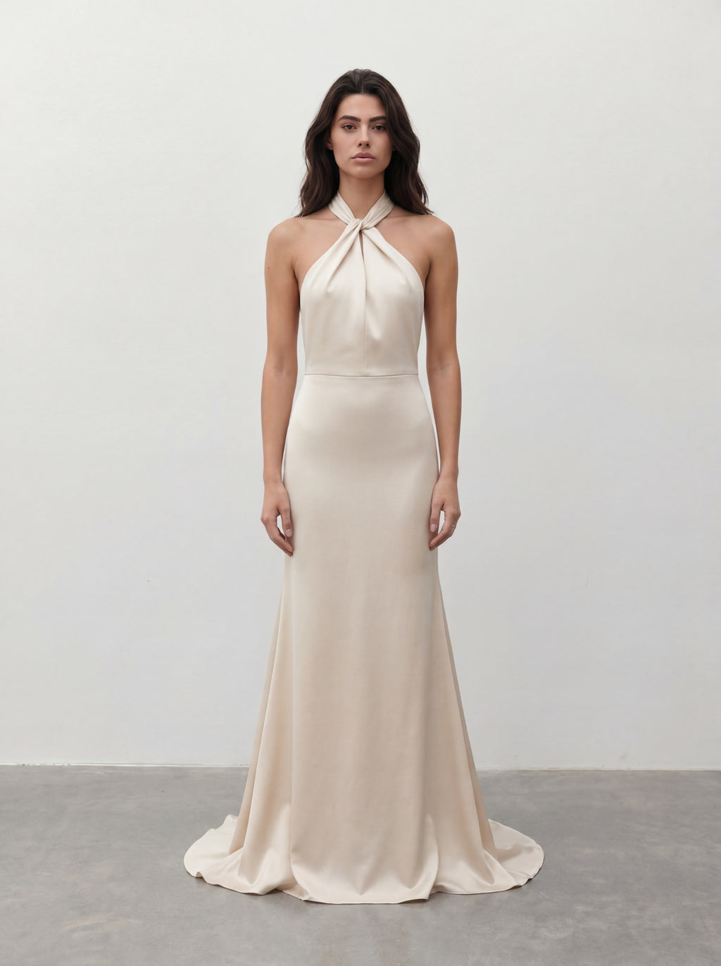 Ecru dopasowana suknia maxi z dekoltem halter – przód