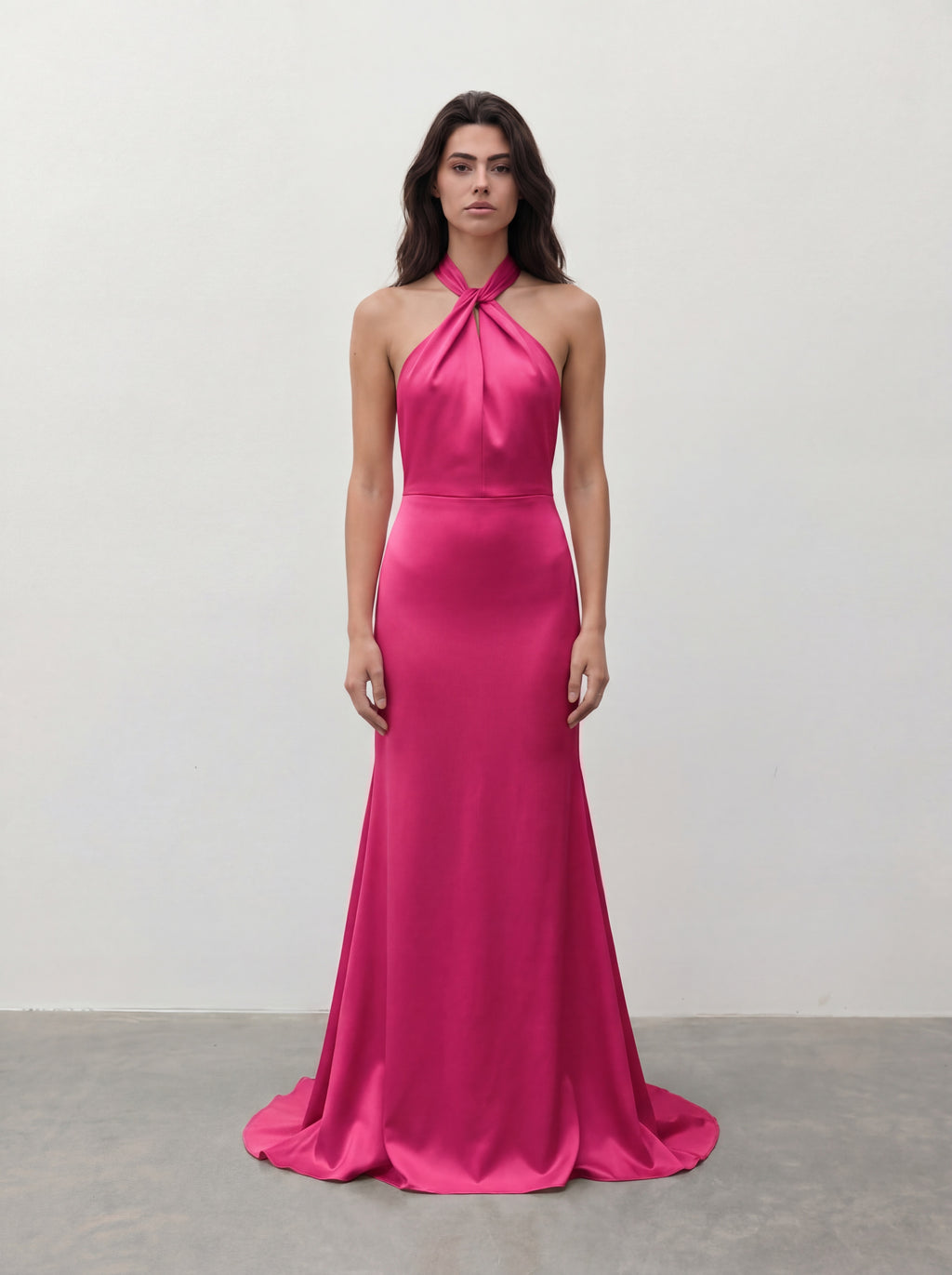 Różowa dopasowana suknia maxi z dekoltem halter – przód