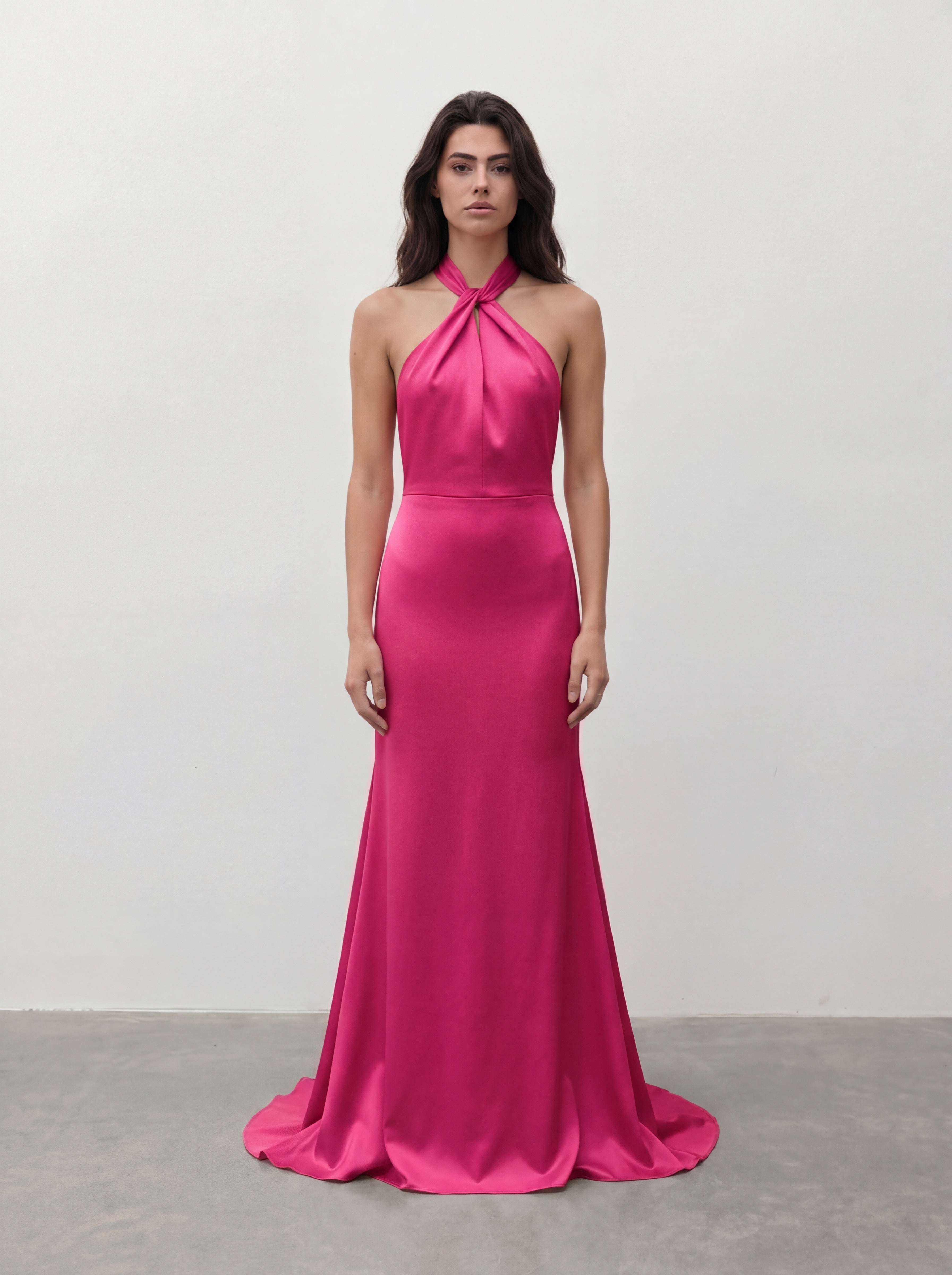 Różowa dopasowana suknia maxi z dekoltem halter – przód