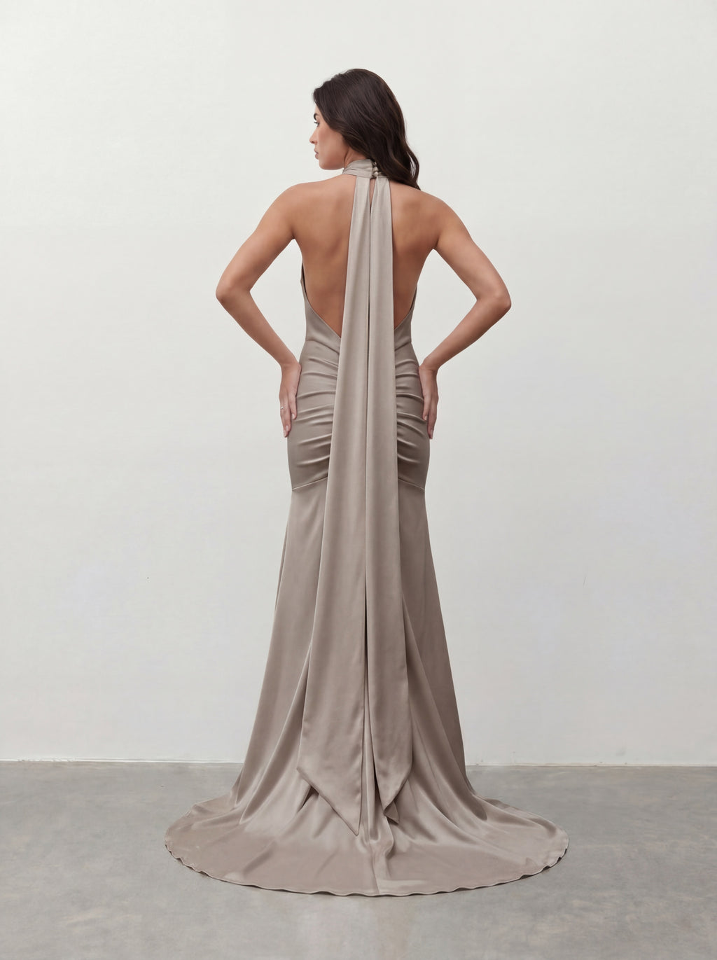 Brązowa dopasowana suknia maxi z dekoltem halter – tył
