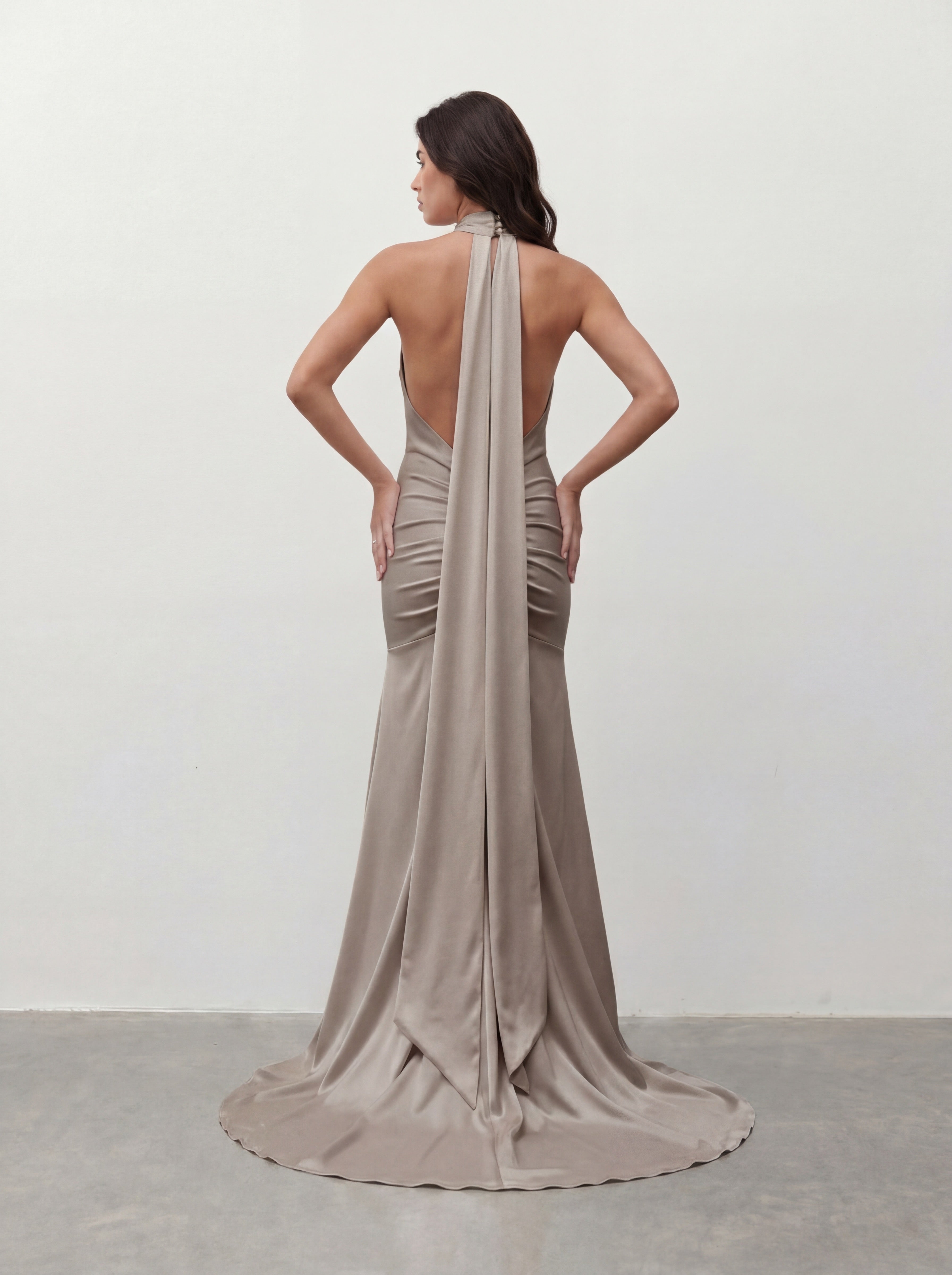 Brązowa dopasowana suknia maxi z dekoltem halter – tył
