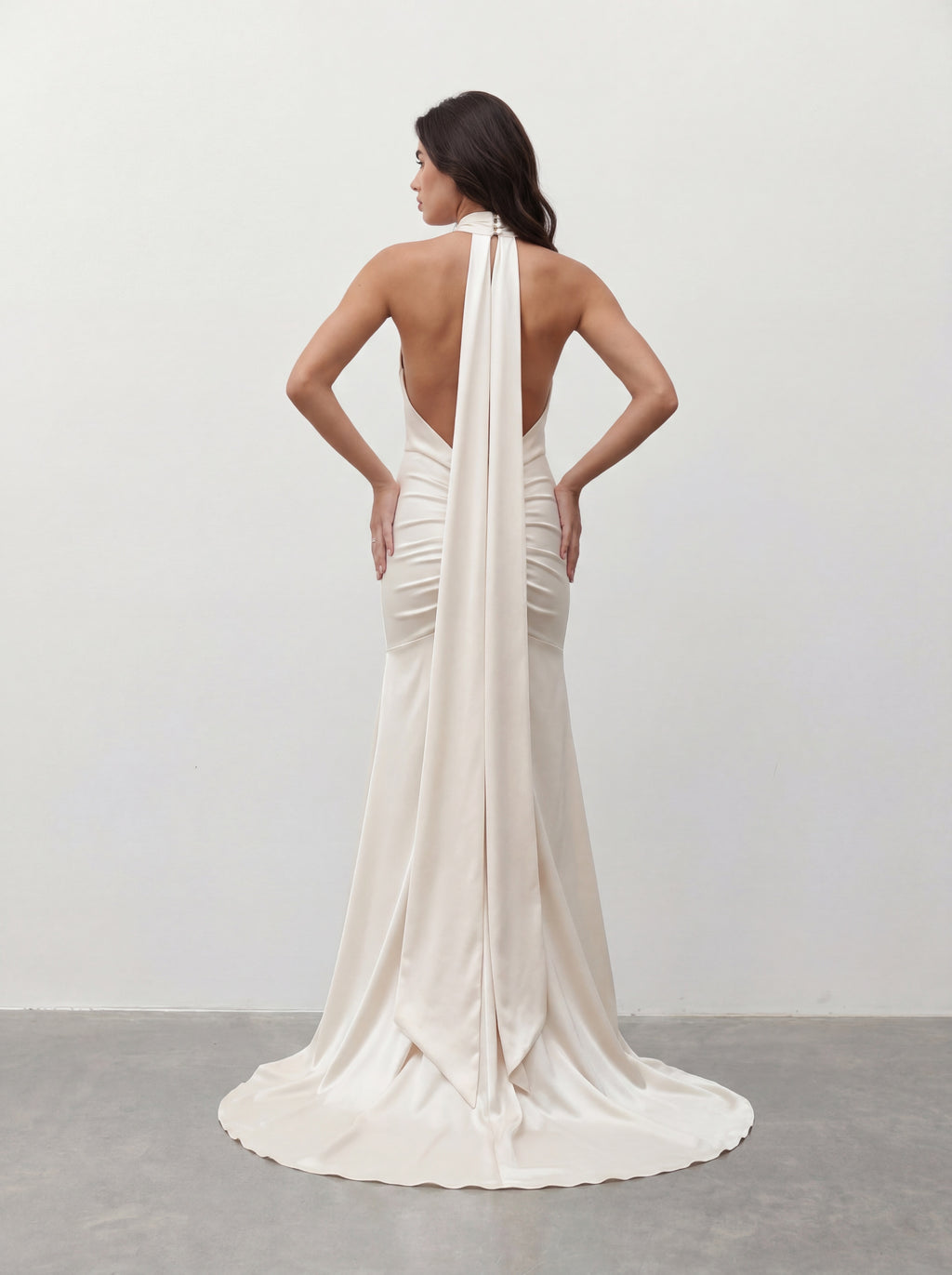 Ecru dopasowana suknia maxi z dekoltem halter – tył