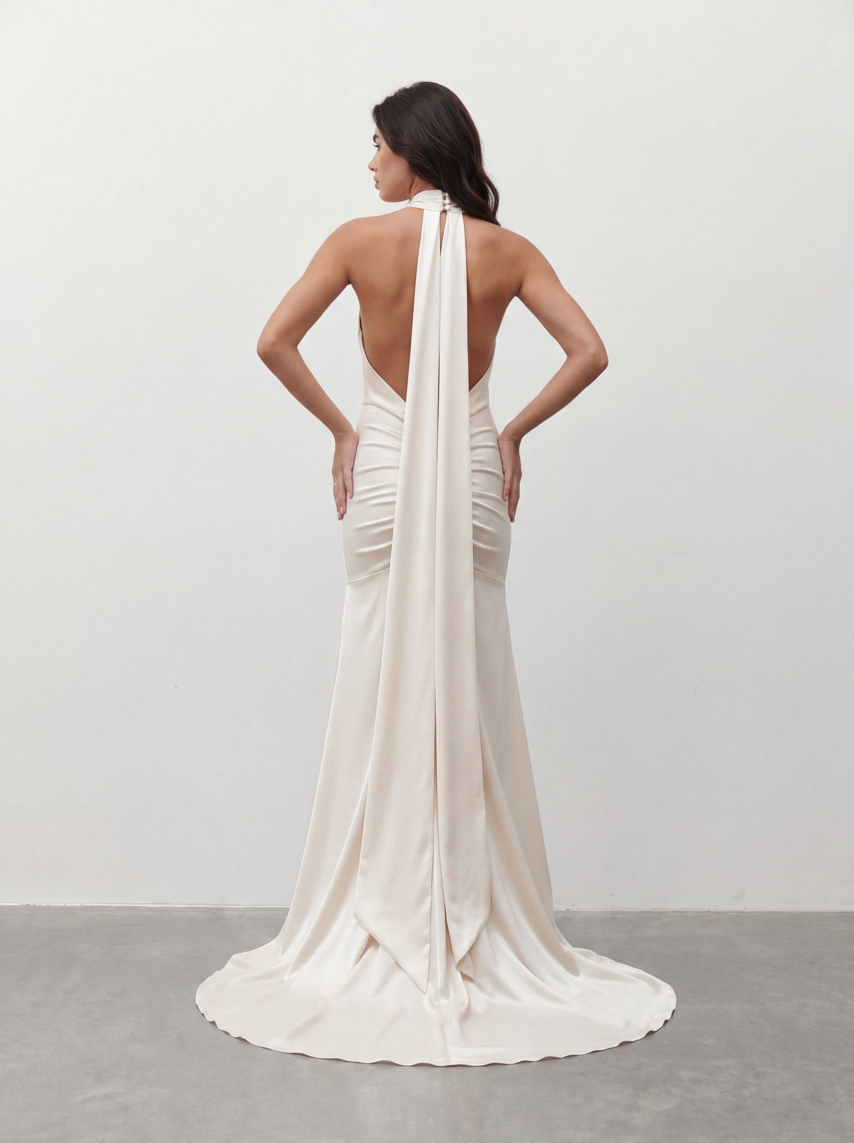 Ecru dopasowana suknia maxi z dekoltem halter – tył