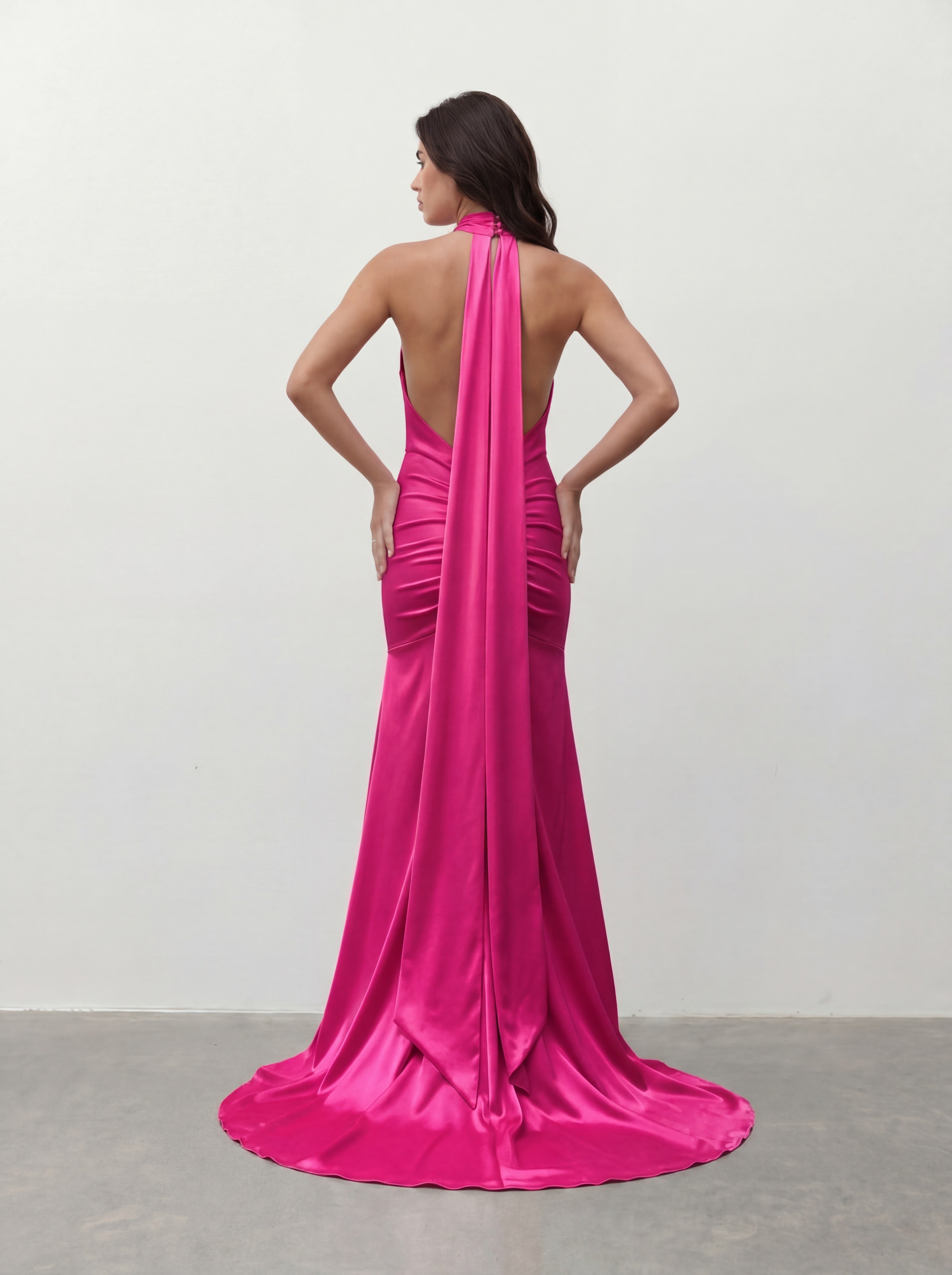 Różowa dopasowana suknia maxi z dekoltem halter – tył