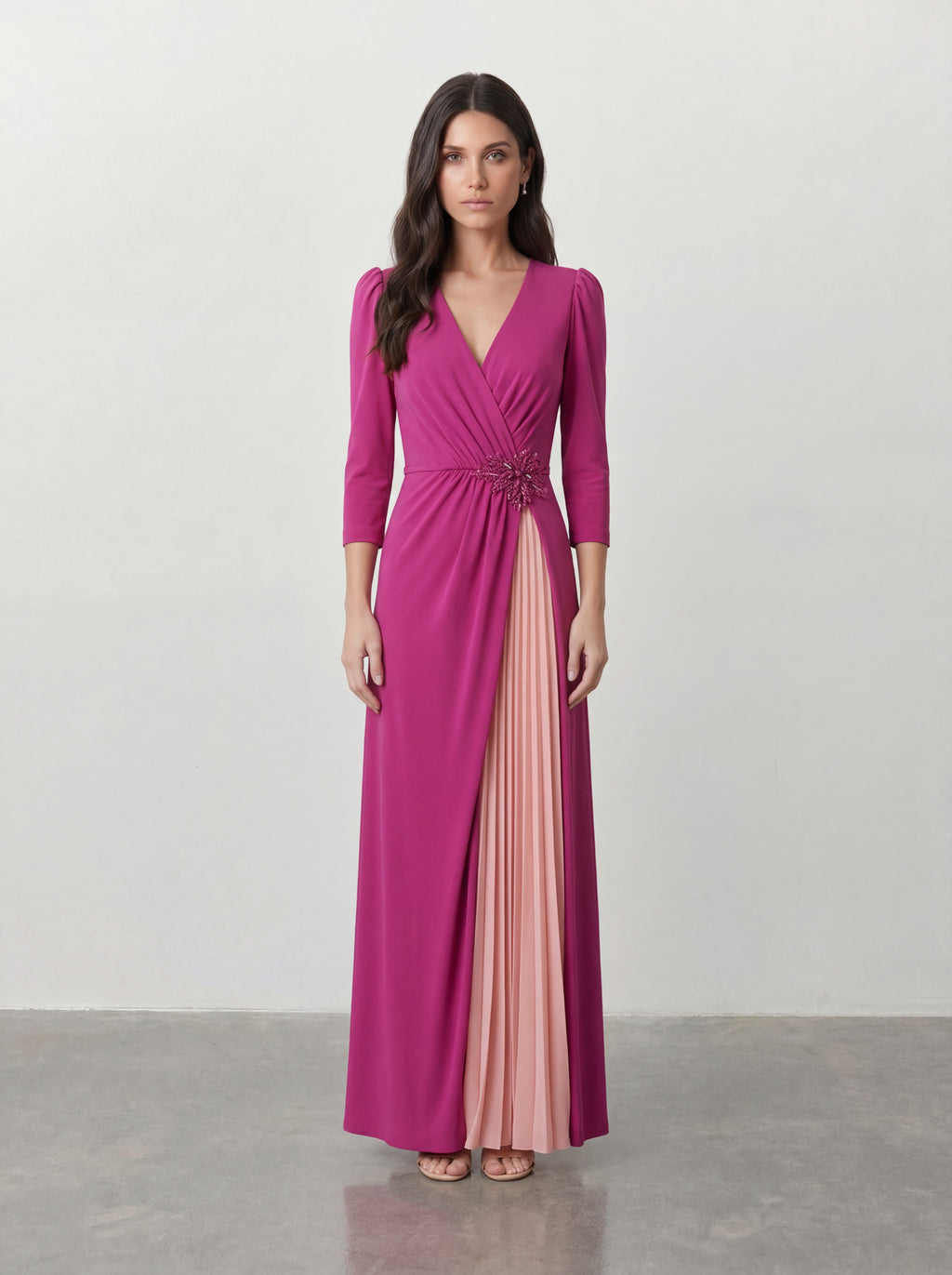Elegancka Sukienka Maxi z Plisowaną Wstawką i Ozdobną Aplikacją w Talii – przód