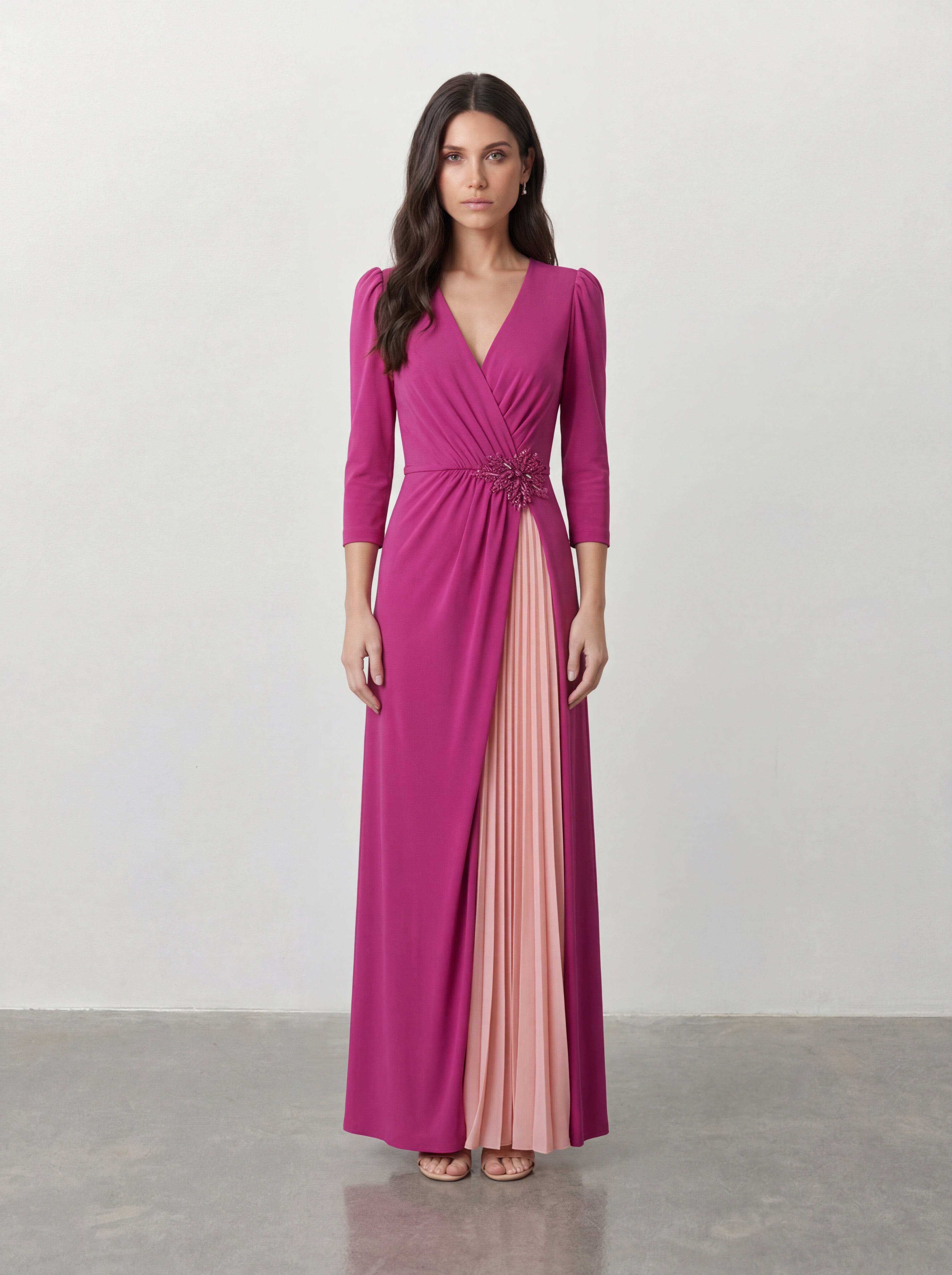 Elegancka Sukienka Maxi z Plisowaną Wstawką i Ozdobną Aplikacją w Talii – przód