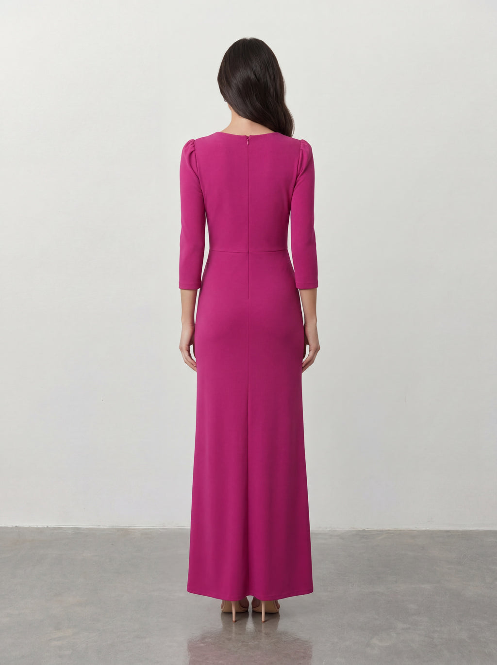 Elegancka Sukienka Maxi z Plisowaną Wstawką i Ozdobną Aplikacją w Talii – tył