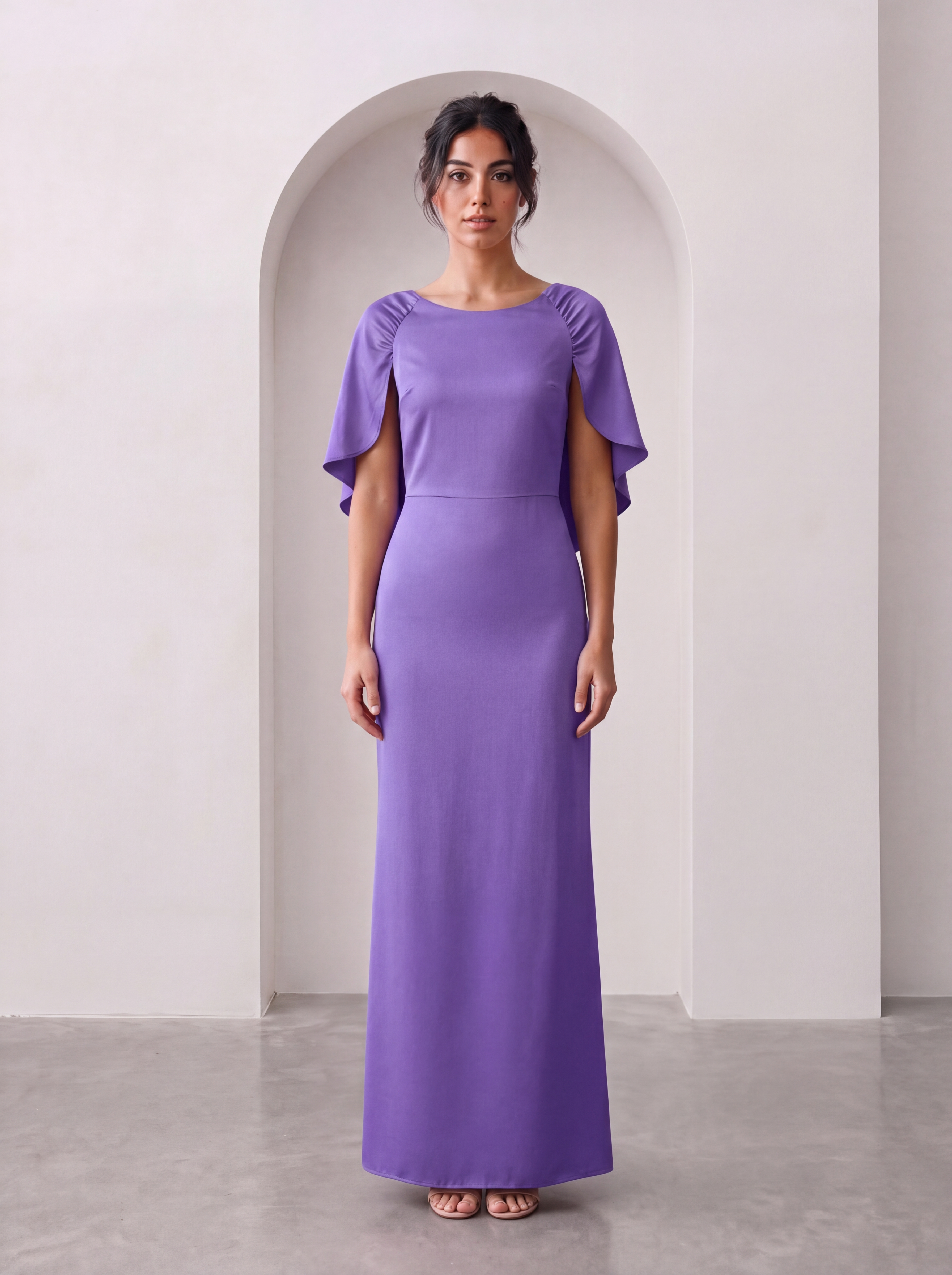 Elegancka Sukienka Maxi z Rękawem Cape i Głębokim Wycięciem na Plecach – Fioletowy