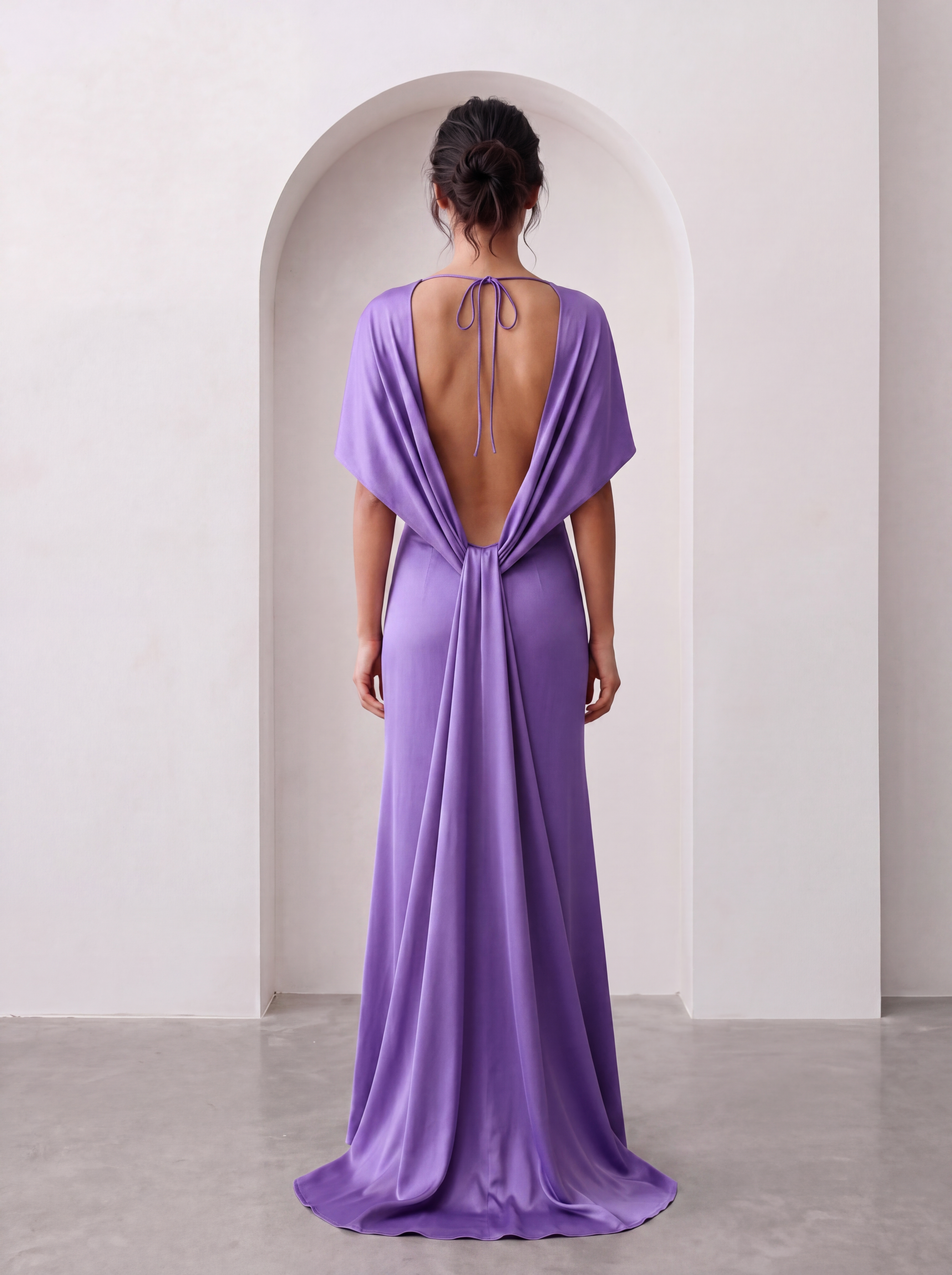 Elegancka Sukienka Maxi z Rękawem Cape i Głębokim Wycięciem na Plecach – Fioletowy