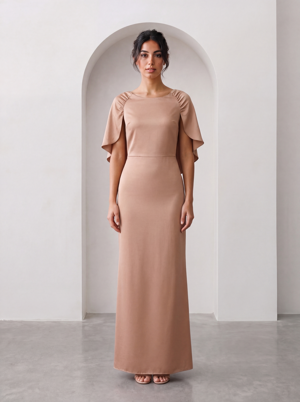 Elegancka Sukienka Maxi z Rękawem Motyl i Głębokim Wycięciem na Plecach – Beżowy