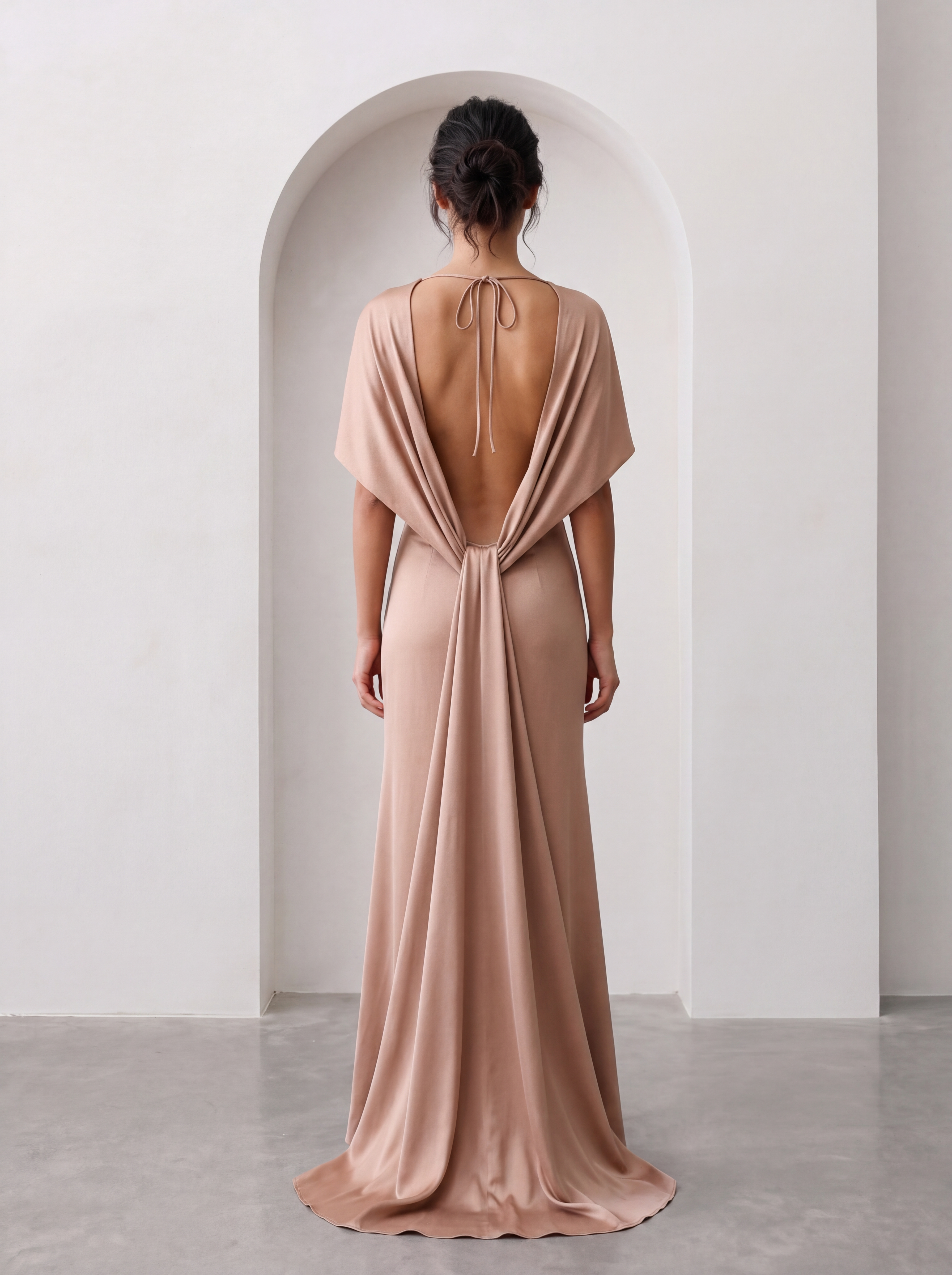 Elegancka Sukienka Maxi z Rękawem Motyl i Głębokim Wycięciem na Plecach – Beżowy