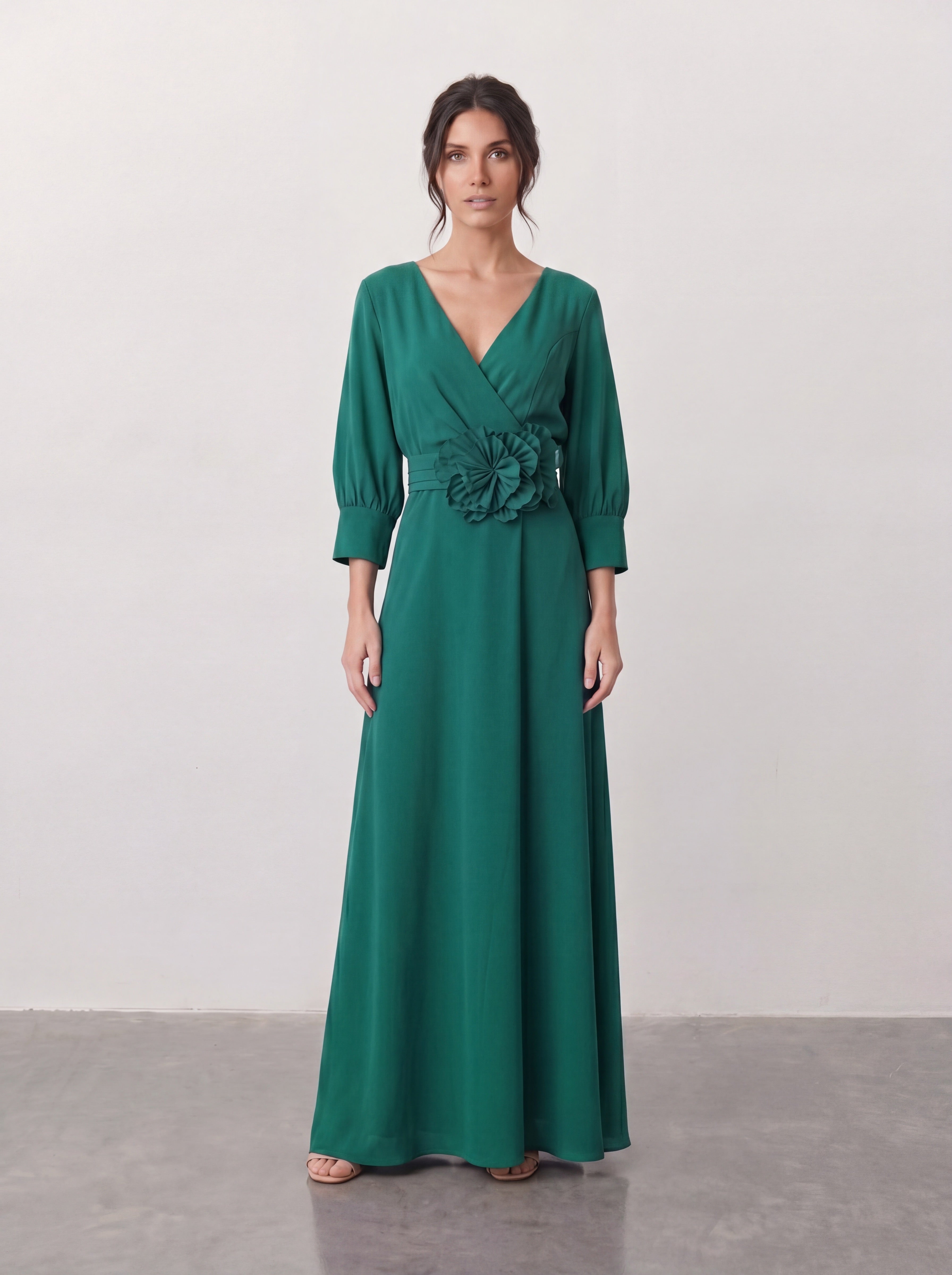 Elegancka sukienka maxi w butelkowej zieleni z kopertowym dekoltem V, rękawami balonowymi i kwiatem z tkaniny przy talii