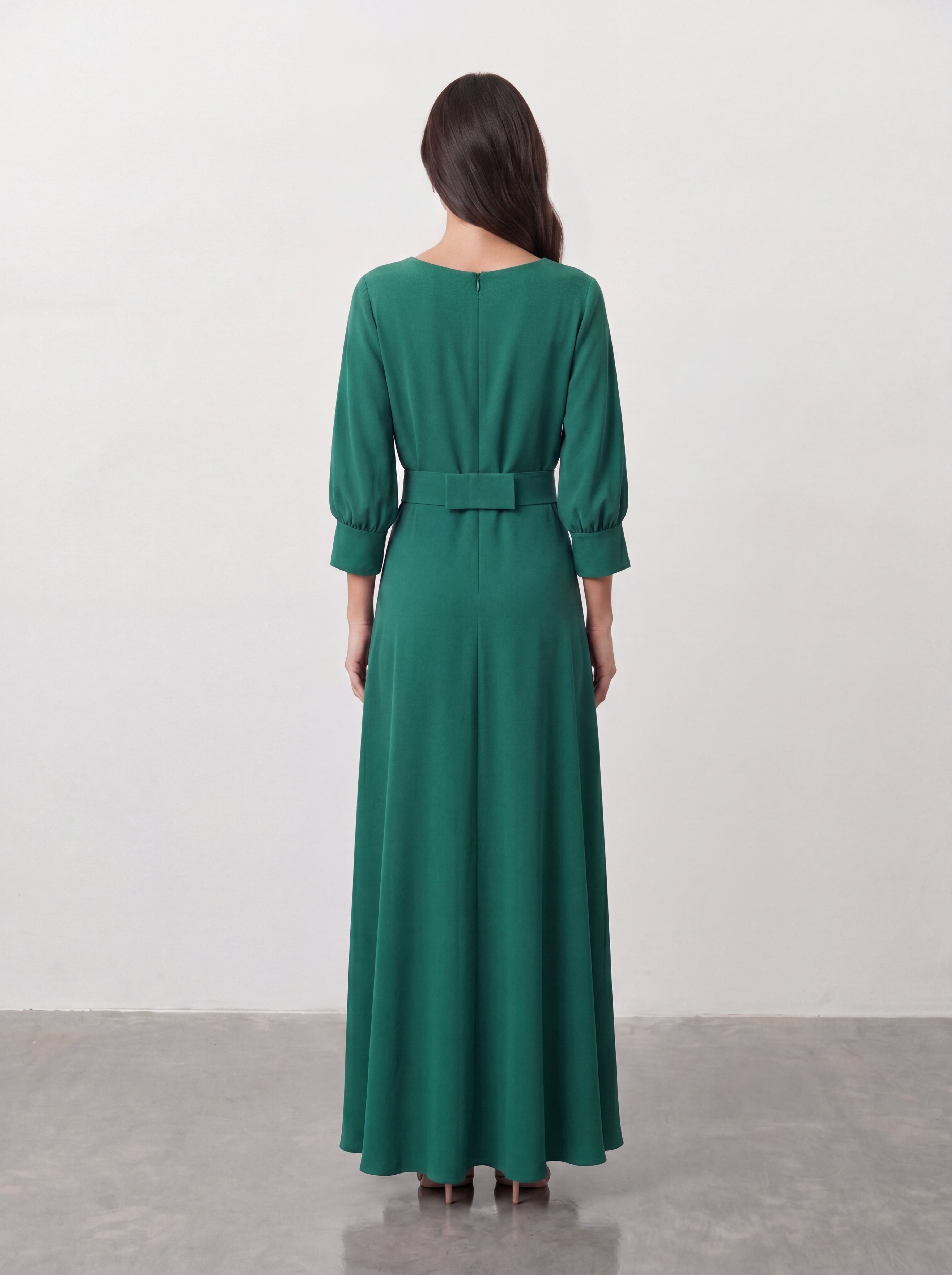 Elegancka sukienka maxi w butelkowej zieleni z kopertowym dekoltem V, rękawami balonowymi i kwiatem z tkaniny przy talii