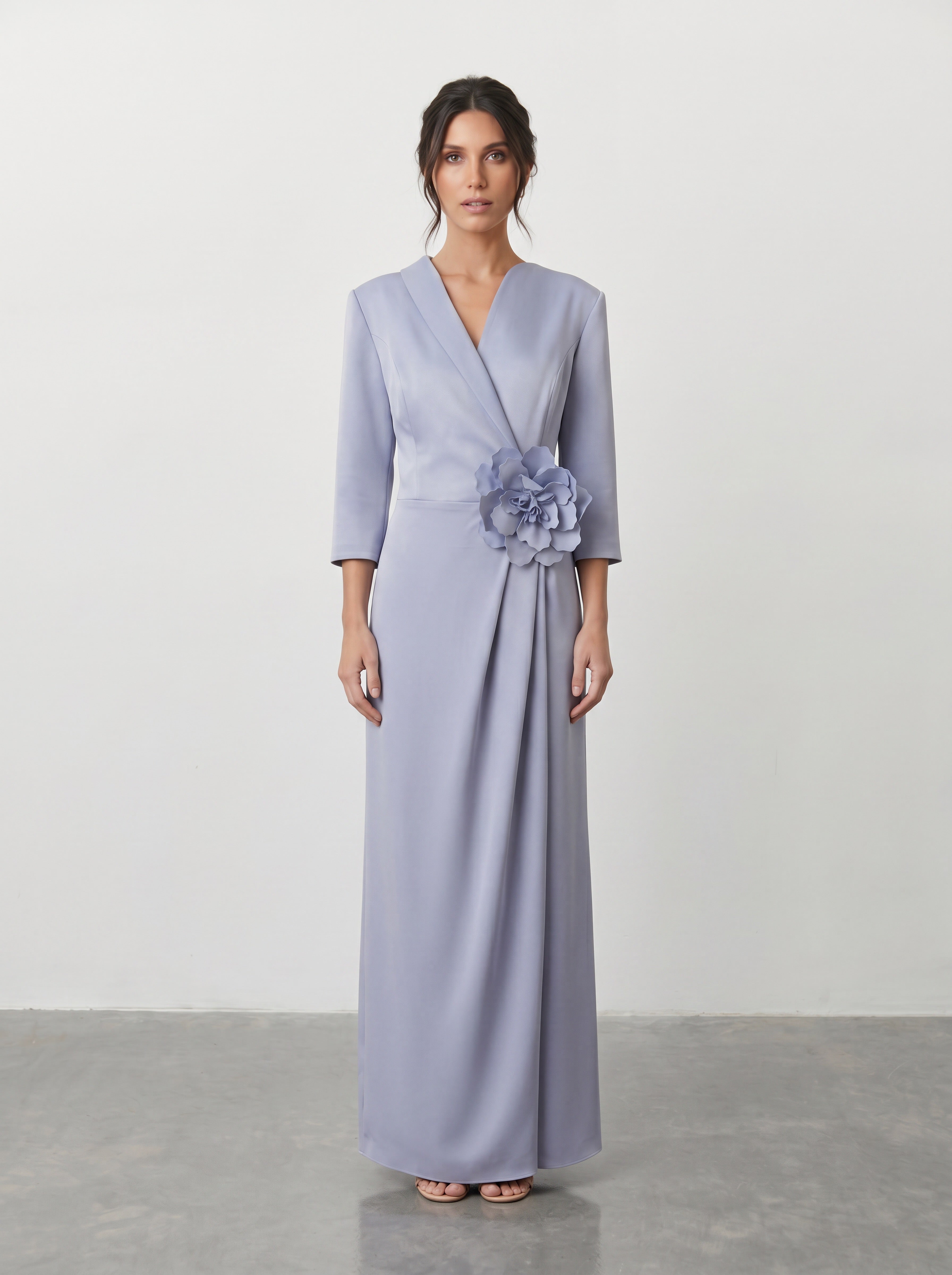 Elegancka sukienka maxi w kolorze lawendowego błękitu z kopertowym dekoltem V, strukturowaną górą, drapowaną spódnicą i kwiatem z tkaniny przy talii