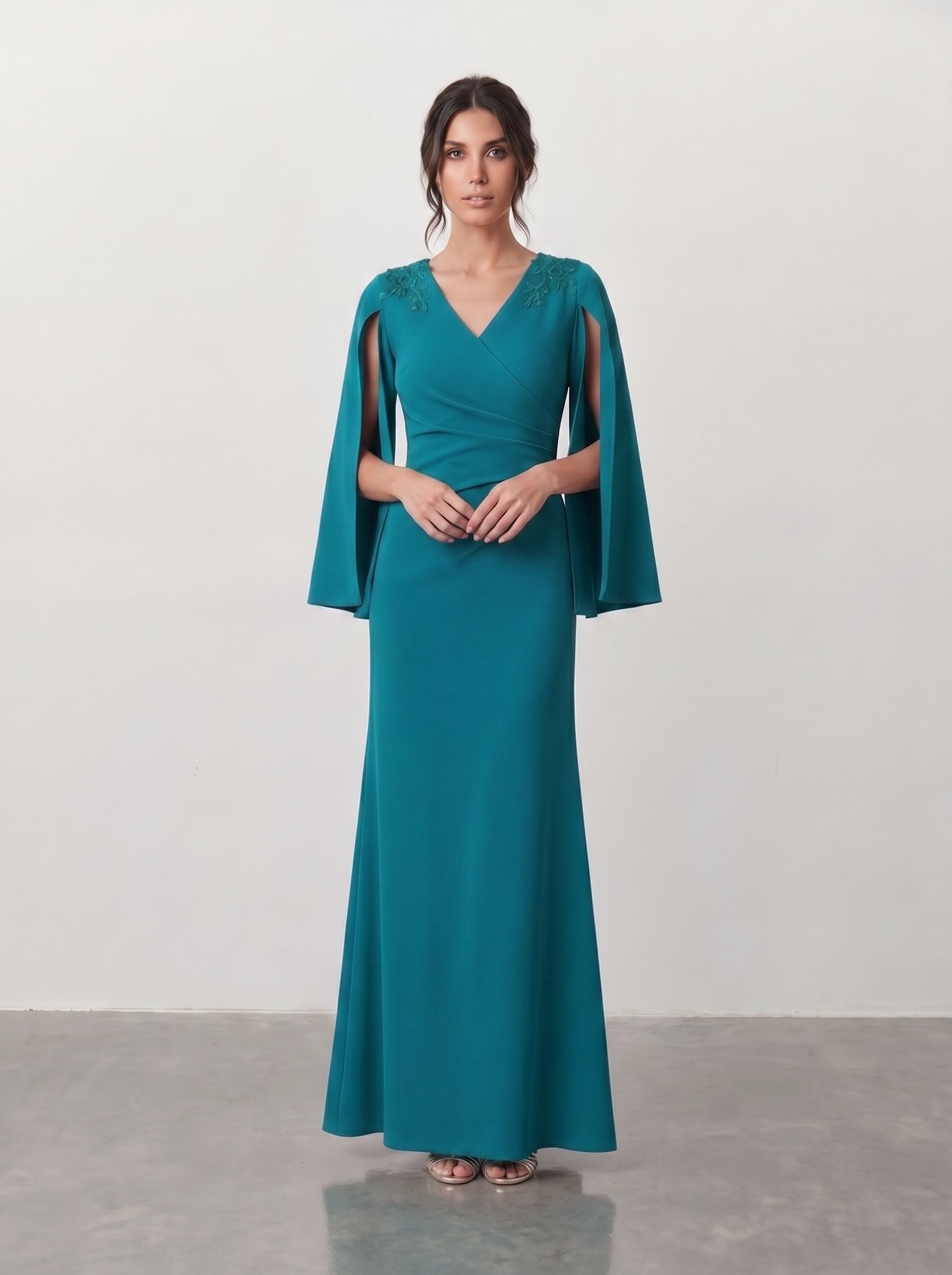 Elegancka sukienka maxi w kolorze morskiej zieleni z kopertowym dekoltem V, rozcięanymi rękawami cape, haftem kwiatowym na ramionach i marszczoną talią