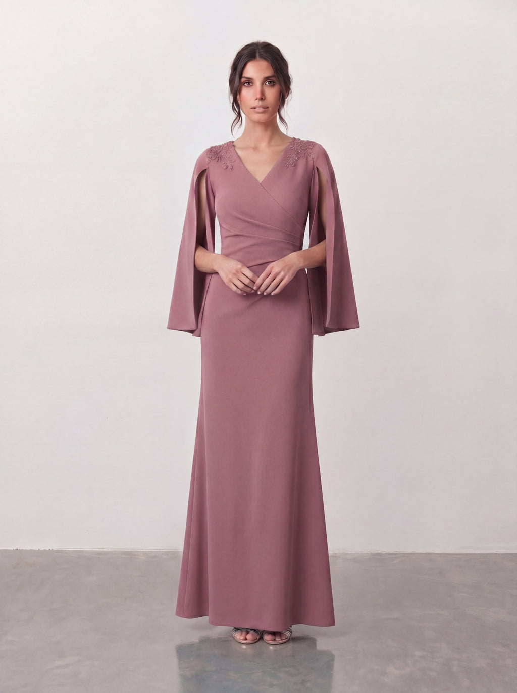 Elegancka sukienka maxi w kolorze różowego mauve z kopertowym dekoltem V, rozcięanymi rękawami cape, haftem kwiatowym na ramionach i marszczoną talią