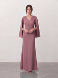 Elegancka sukienka maxi w kolorze różowego mauve z kopertowym dekoltem V, rozcięanymi rękawami cape, haftem kwiatowym na ramionach i marszczoną talią