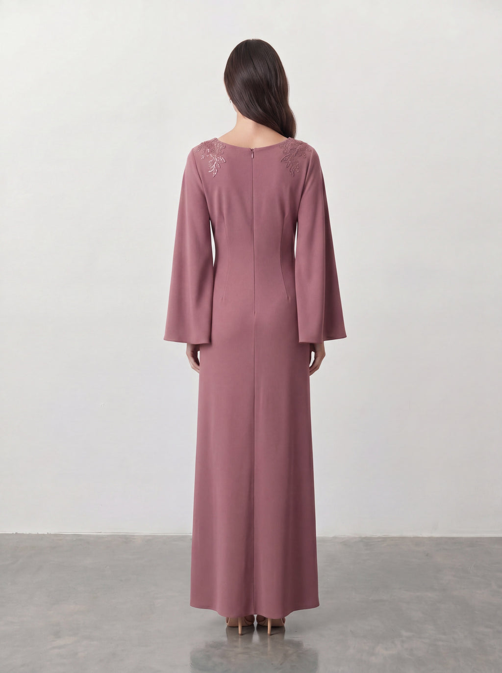 Elegancka sukienka maxi w kolorze różowego mauve z kopertowym dekoltem V, rozcięanymi rękawami cape, haftem kwiatowym na ramionach i marszczoną talią