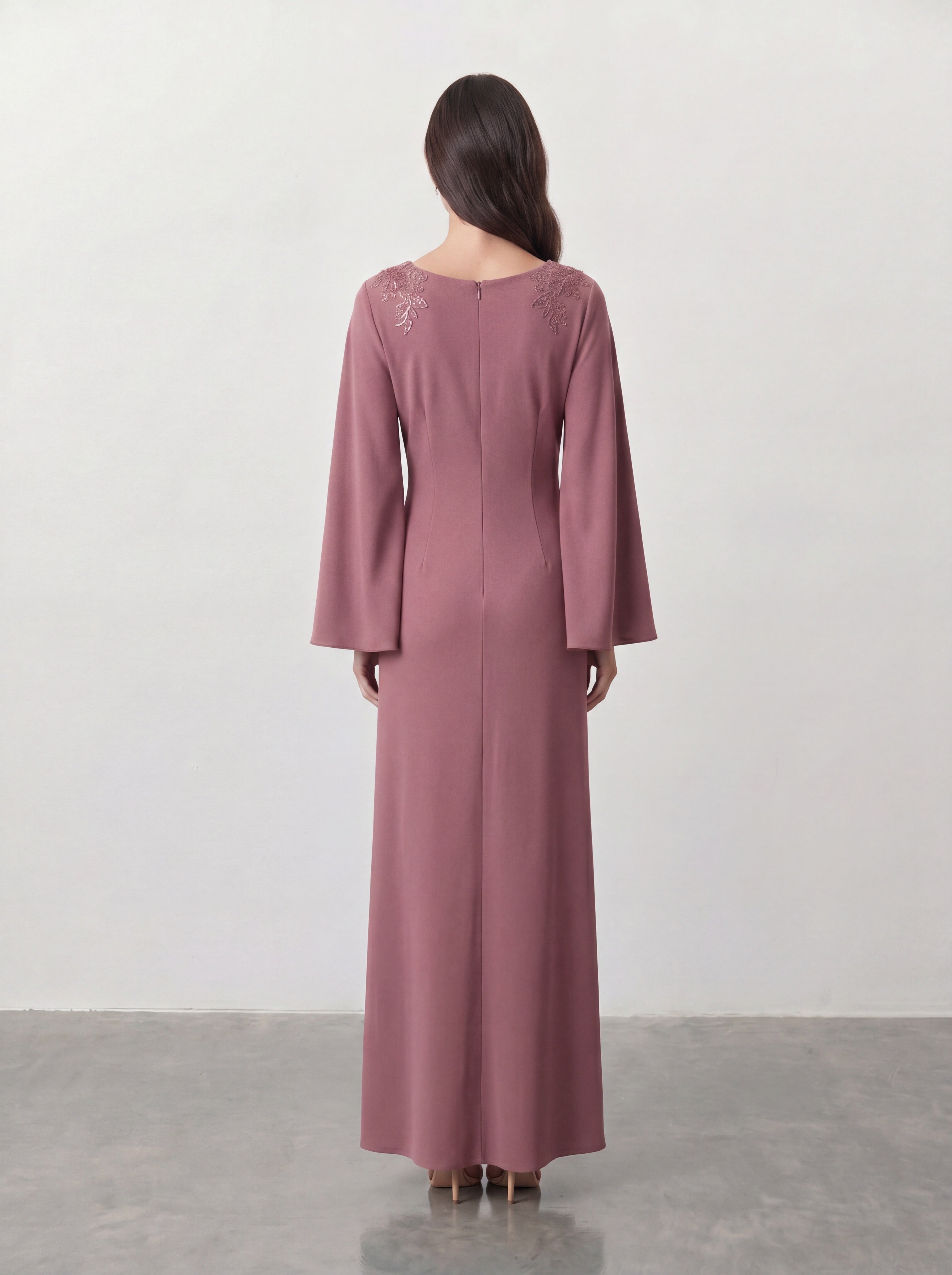 Elegancka sukienka maxi w kolorze różowego mauve z kopertowym dekoltem V, rozcięanymi rękawami cape, haftem kwiatowym na ramionach i marszczoną talią
