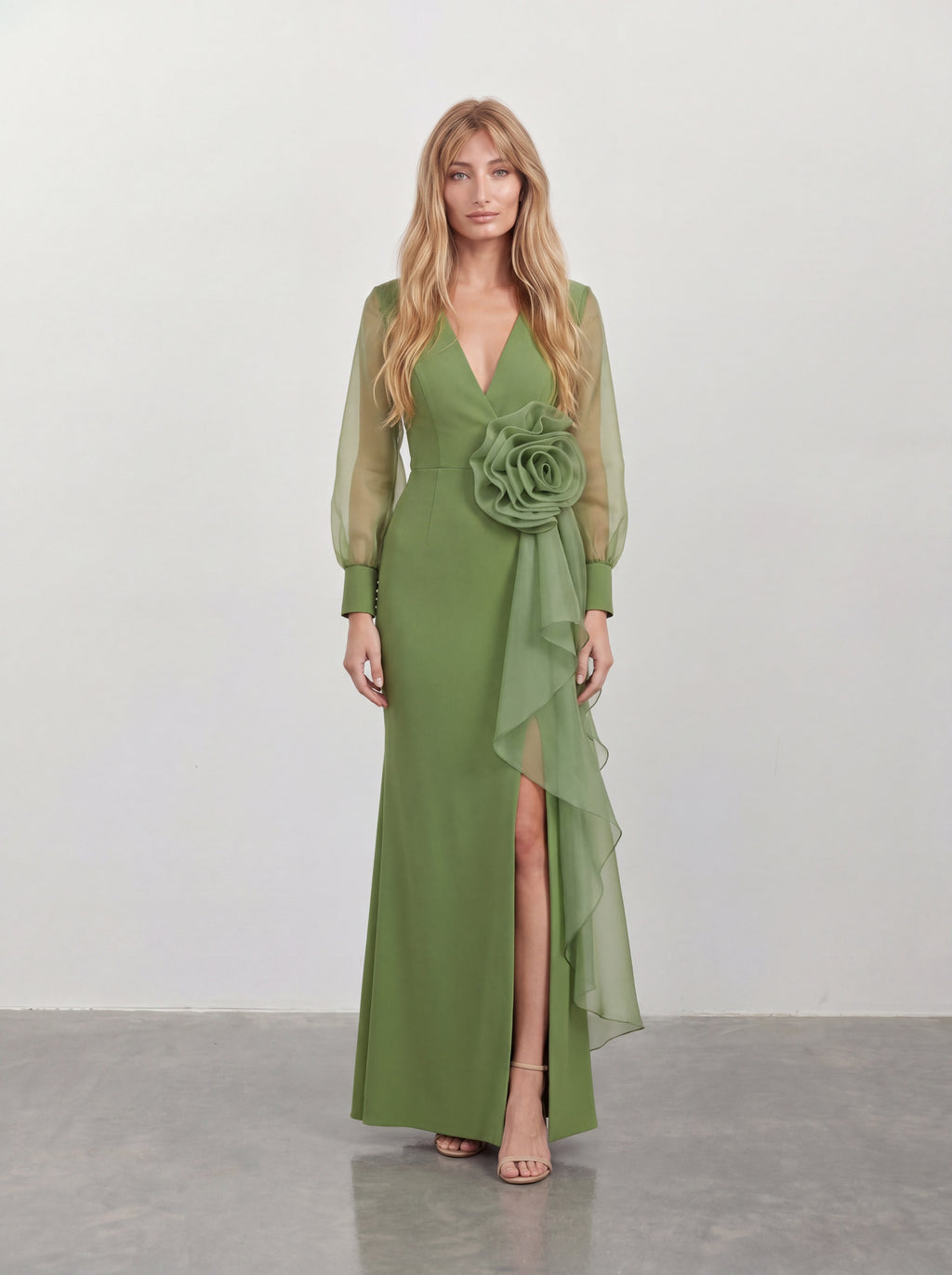 Elegancka sukienka maxi w oliwkowej zieleni z głębokim dekoltem V, szyfonowymi rękawami balonowymi, różą z tkaniny przy talii i kaskadową falbaną z rozcięciem