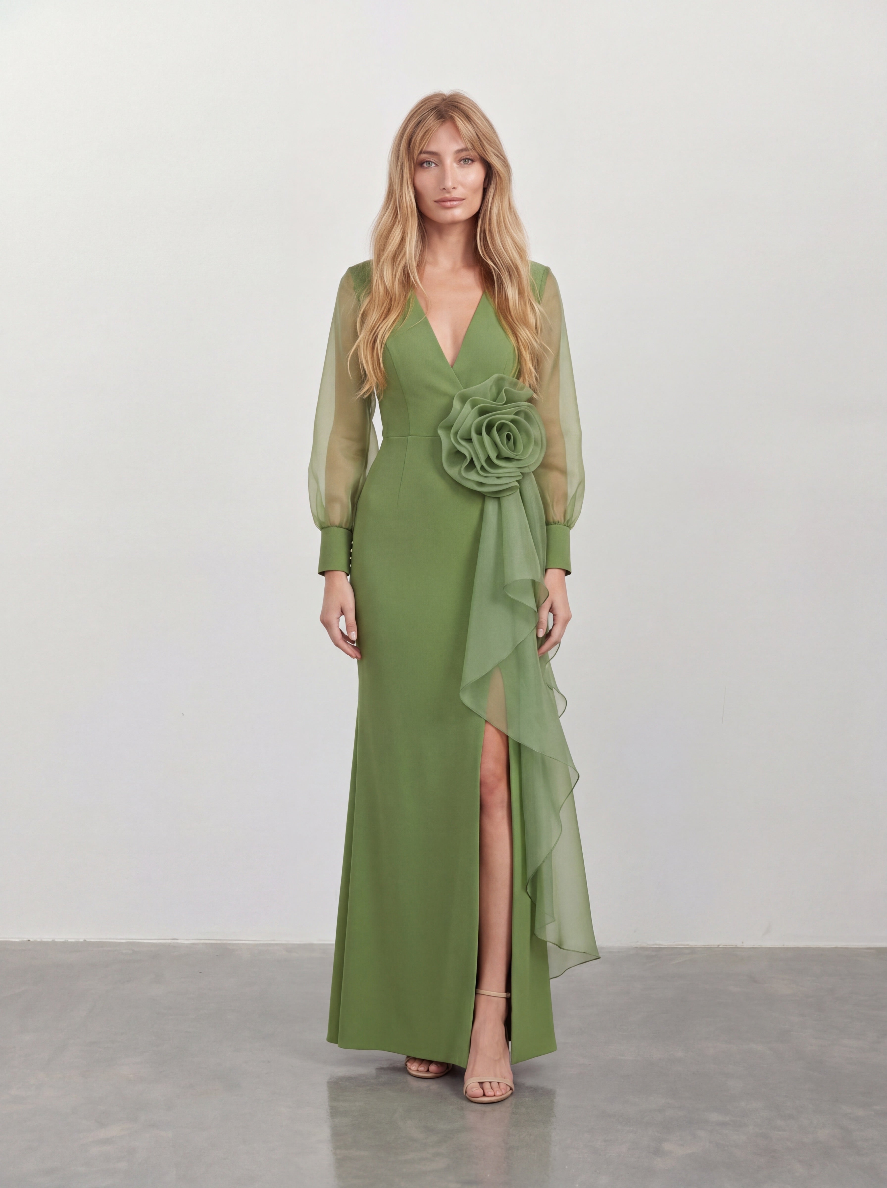 Elegancka sukienka maxi w oliwkowej zieleni z głębokim dekoltem V, szyfonowymi rękawami balonowymi, różą z tkaniny przy talii i kaskadową falbaną z rozcięciem