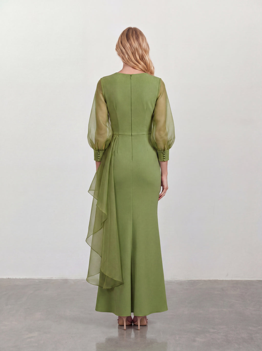 Elegancka sukienka maxi w oliwkowej zieleni z głębokim dekoltem V, szyfonowymi rękawami balonowymi, różą z tkaniny przy talii i kaskadową falbaną z rozcięciem