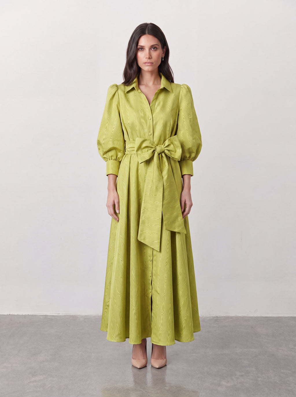Elegancka sukienka maxi w limonkowej zieleni z żakardowej tkaniny moiré z koszulowym kołnierzem, rękawami balonowymi, guzikami na całej długości i kokardą w talii