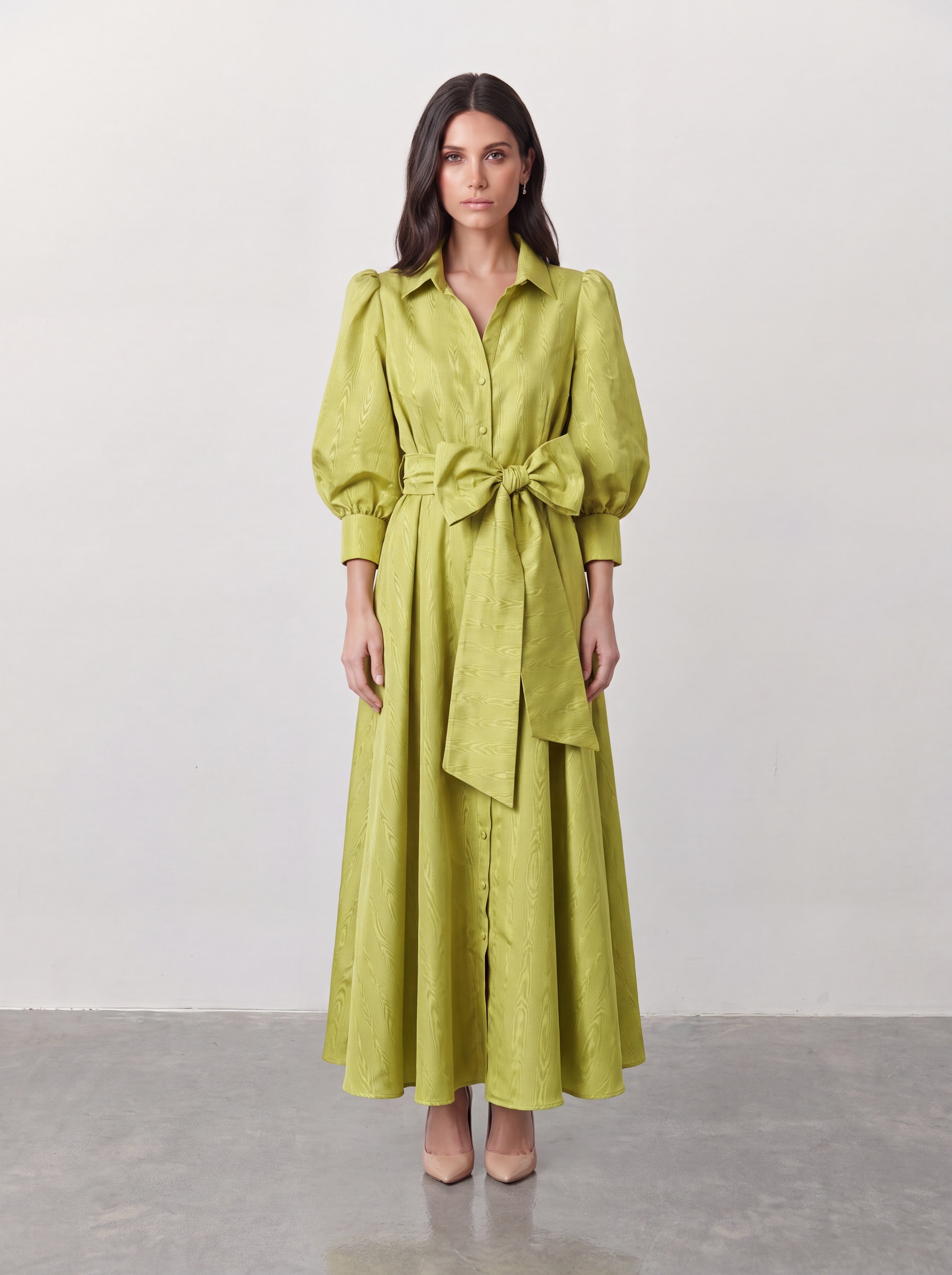 Elegancka sukienka maxi w limonkowej zieleni z żakardowej tkaniny moiré z koszulowym kołnierzem, rękawami balonowymi, guzikami na całej długości i kokardą w talii