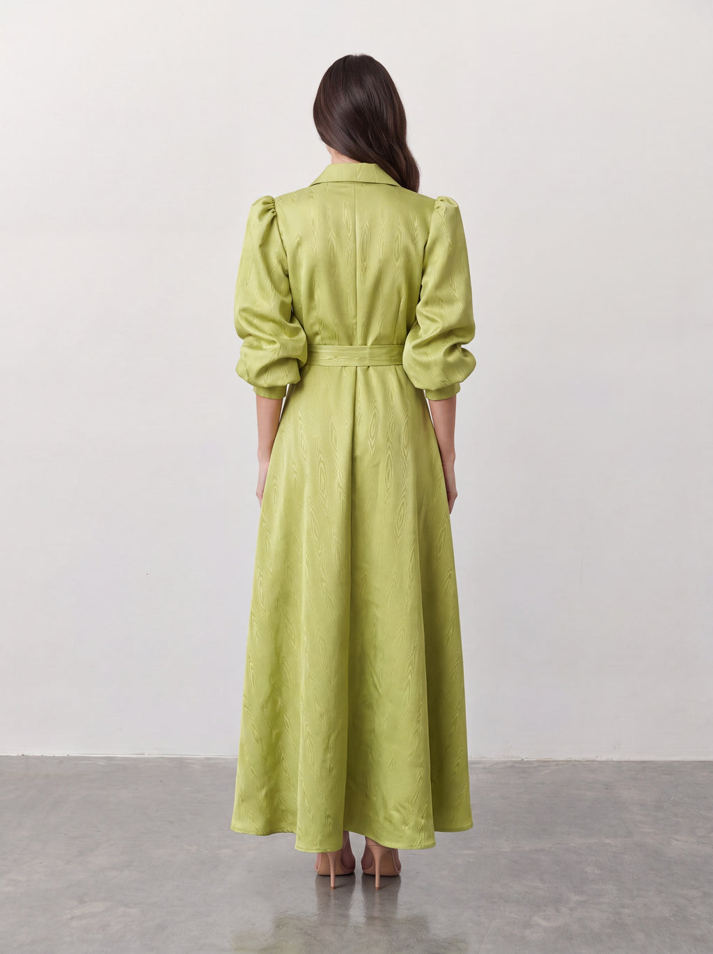 Elegancka sukienka maxi w limonkowej zieleni z żakardowej tkaniny moiré z koszulowym kołnierzem, rękawami balonowymi, guzikami na całej długości i kokardą w talii
