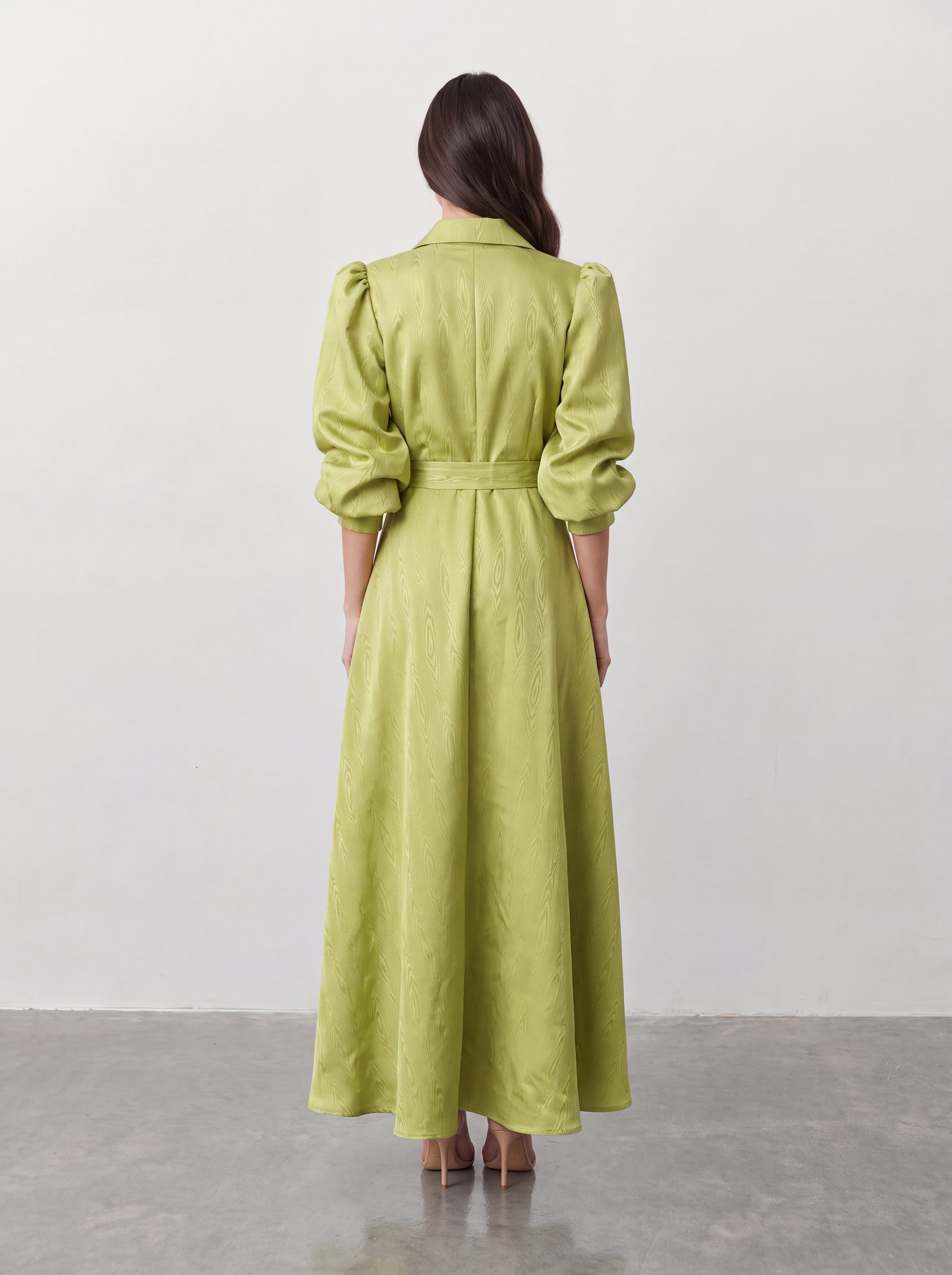Elegancka sukienka maxi w limonkowej zieleni z żakardowej tkaniny moiré z koszulowym kołnierzem, rękawami balonowymi, guzikami na całej długości i kokardą w talii