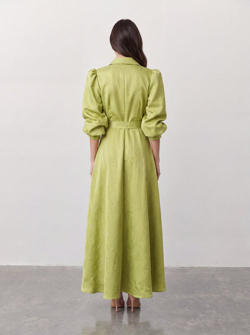 Elegancka sukienka maxi w limonkowej zieleni z żakardowej tkaniny moiré z koszulowym kołnierzem, rękawami balonowymi, guzikami na całej długości i kokardą w talii